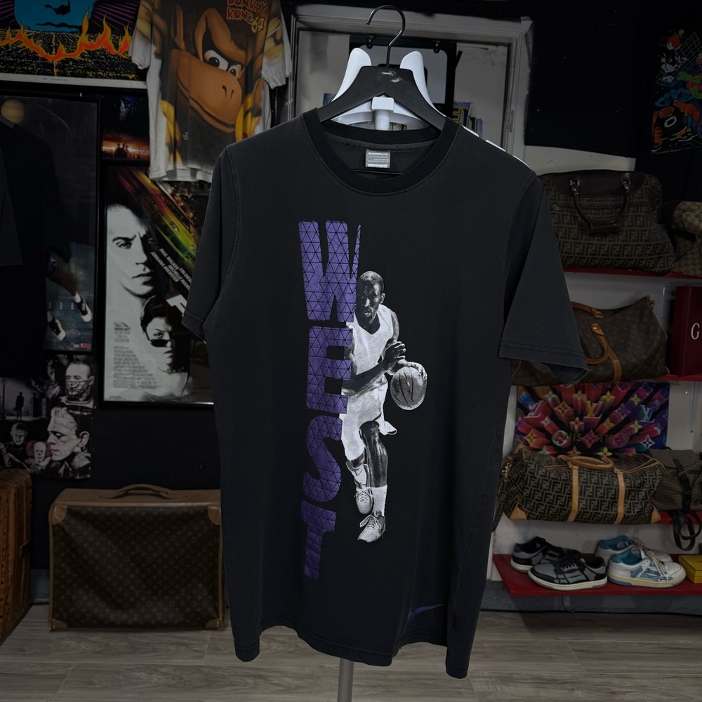 Size fits Medium

20.5 x 29 , Measurements 

Vintage 00’ Nike Kobe T-Shirt